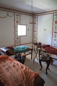 640px-Reconstructed_Roman_dining_room_in_the_Painting_House-2